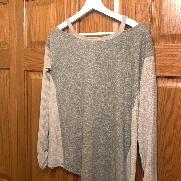 Women’s size small, knit top with strap detail in 2 tones of grey - Picture 4 of 6
